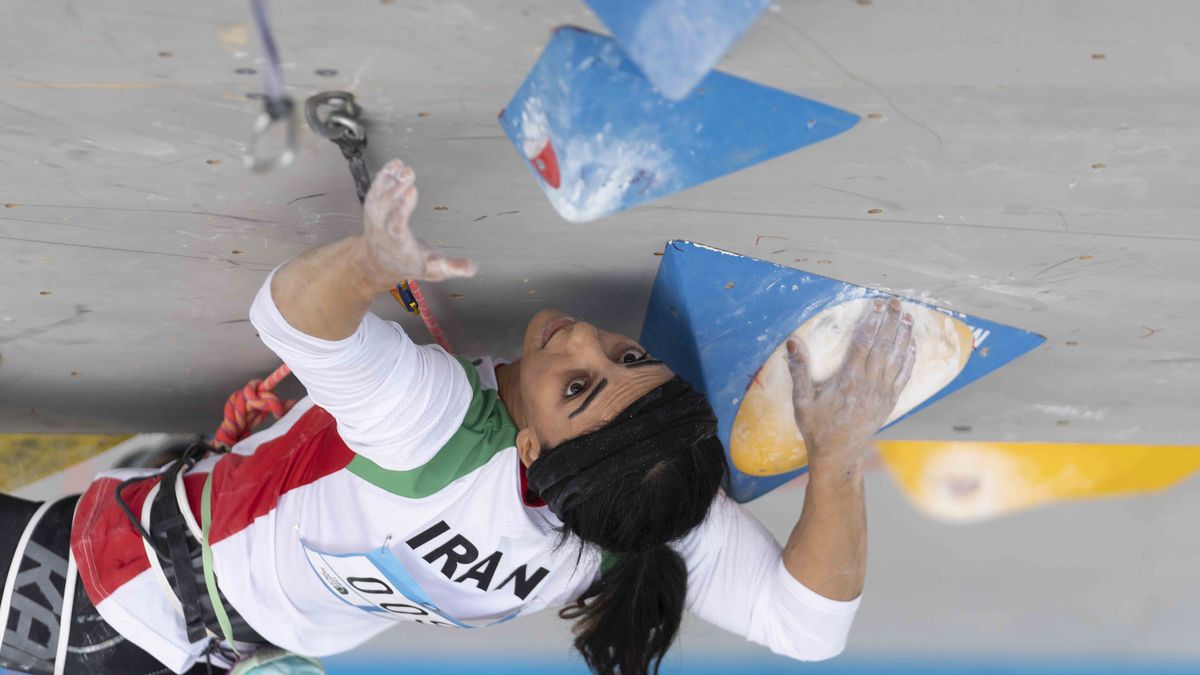 Íránská lezkyně závodila bez hidžábu. Zmizela